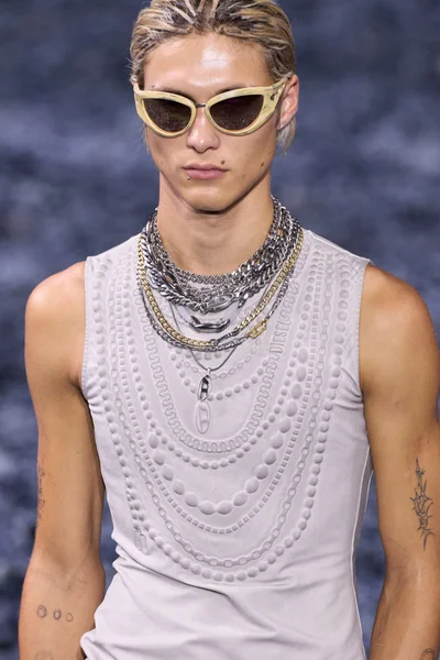 Look 70